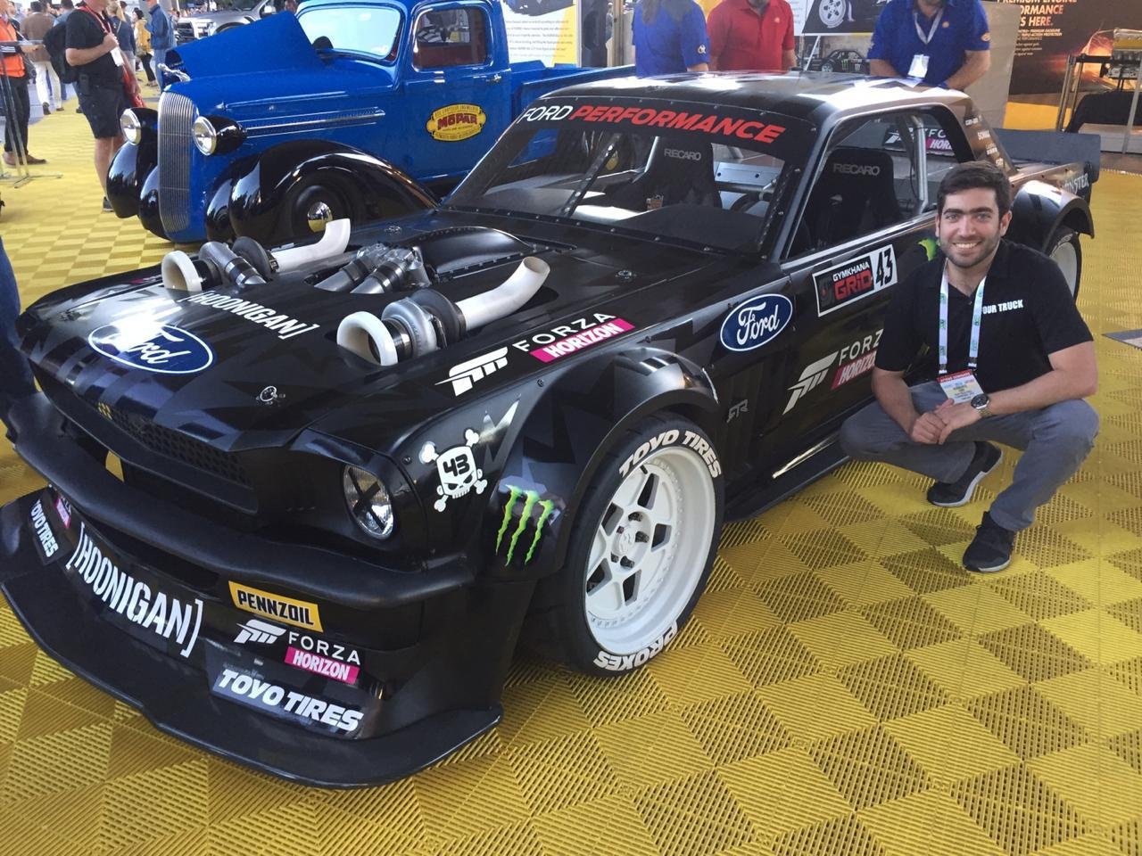 Humberto con autos clásicos